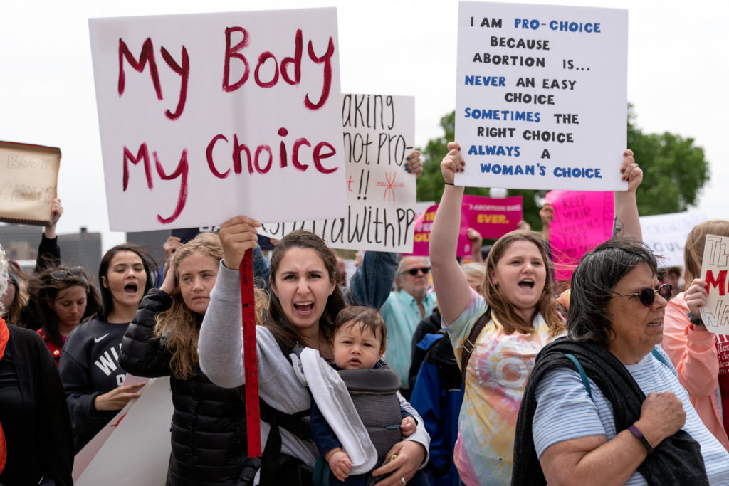 Kürtaj Yasakları, 13. Değişikliğin Gönülsüz Kulluk Yasağını İhlal Ediyor