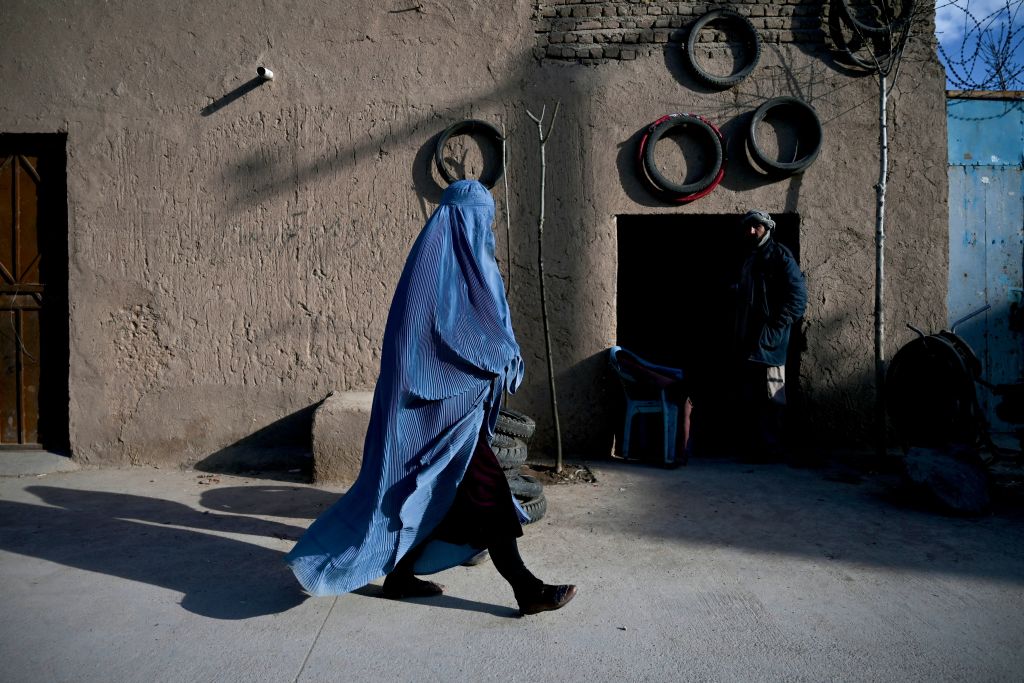 afgan-kadın-taliban-başörtüsü-burka