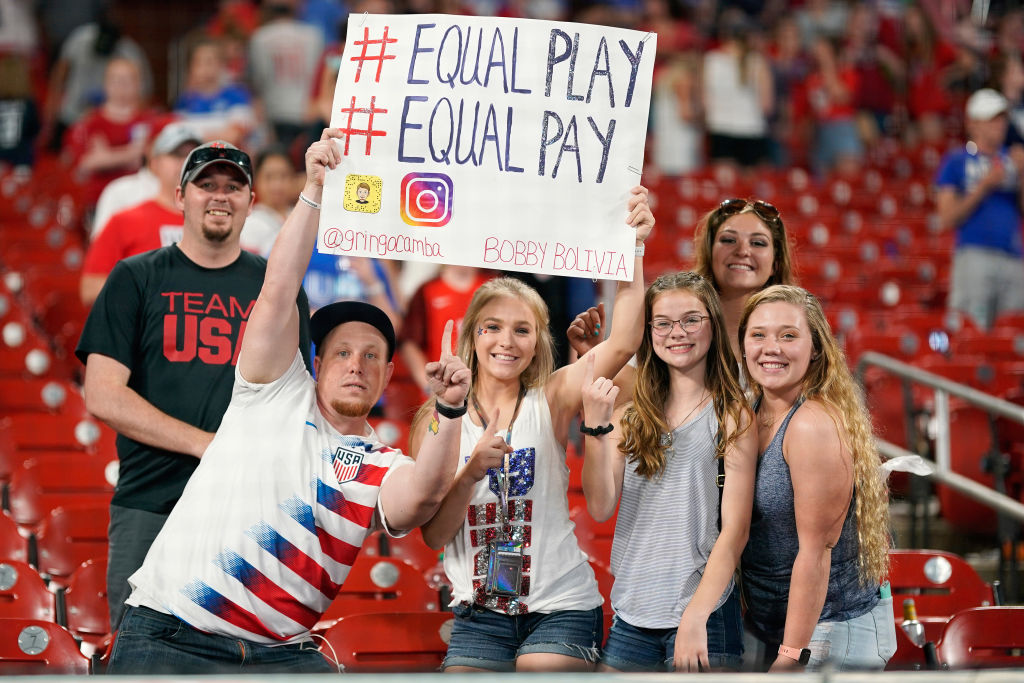 us-womens-soccer-team-equal-pay-sexism-social-media