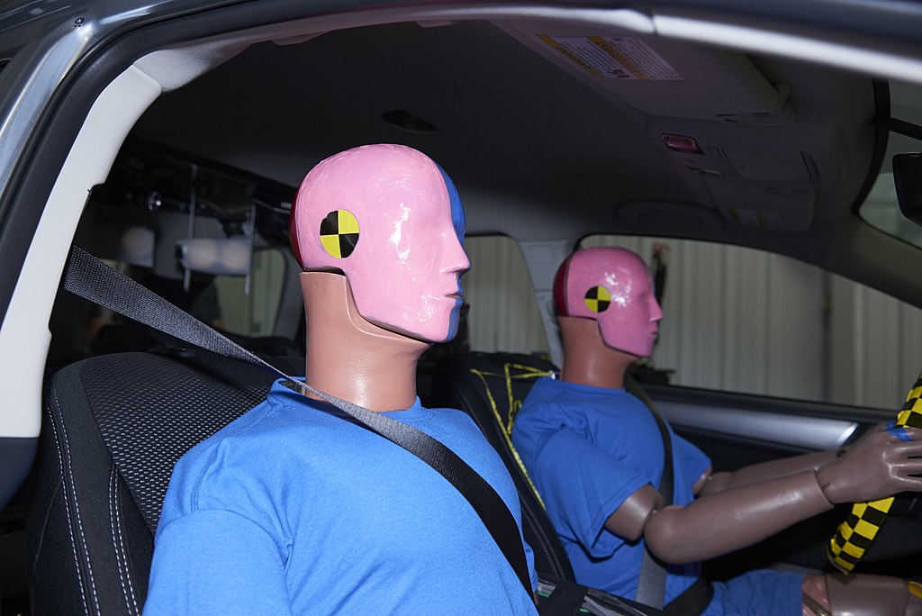 discrimination-women-crash-test-dummies-car