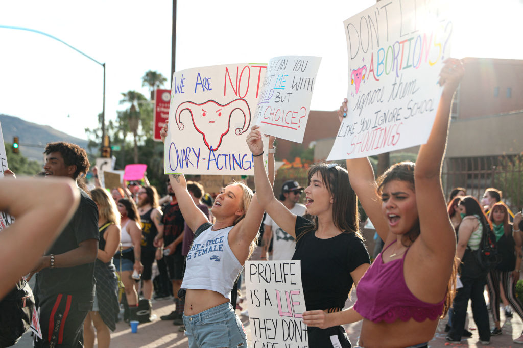Kadınlara Karşı Savaş Raporu: Kürtaj Karşıtı Hareket 'Kadın Yanlısı' Olduğunu Söylüyor; Kanye West'in Kadın Düşmanı Slurs; Brittney Griner'ın Temyizi Reddedildi