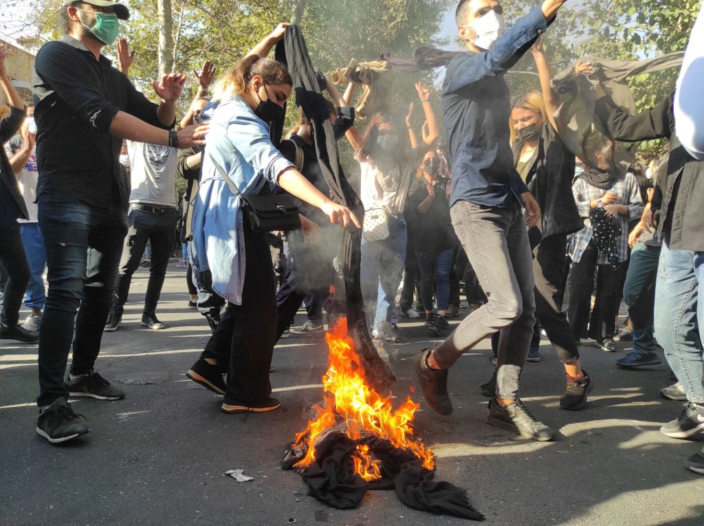'Lütfen Bana İyi Olduğunu Söyle': İran'daki Protestoların Patladığını İzlemek