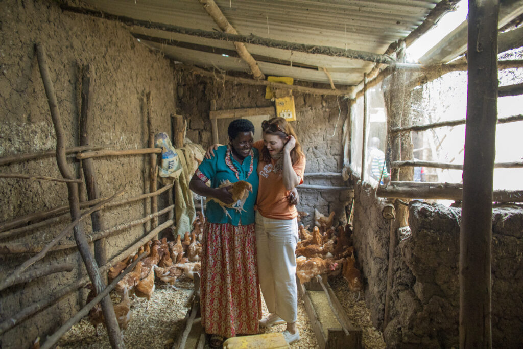 Beş Tavuktan Gelişen Bir Çiftliğe: Kadınlara Yatırım Neden Herkese Fayda Sağlar?